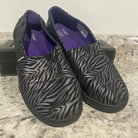 Toms alpagata tiger stripe black/silver metallic shoe. Size 6Y - Picture 1 of 6